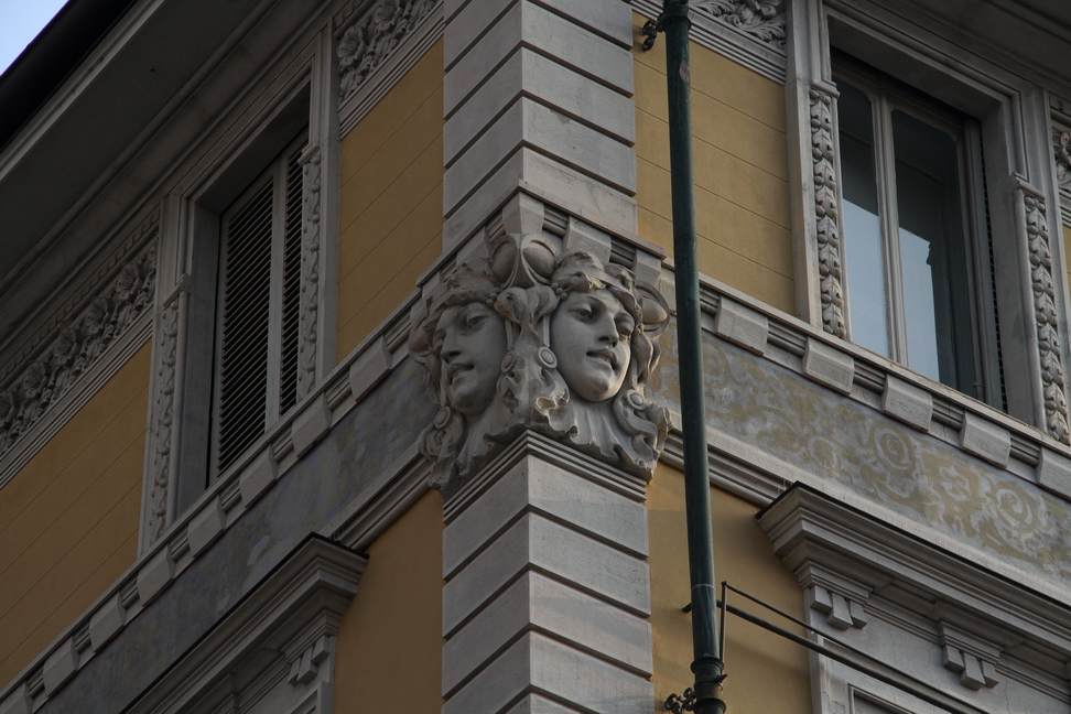 Nuvole_244.JPG - Torino - Corso Rodolfo Gabrielli Detto Montevecchio - Mascheroni femminili sorridenti.