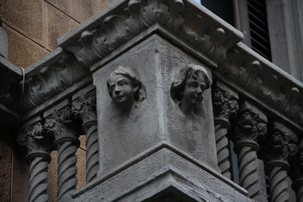 Nuvole_254.JPG - Torino - Via S. Francesco d'Assisi - Visi infantili sporgenti dalla sagoma del balcone, come se si affacciassero.