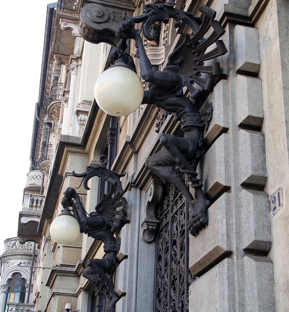 Nuvole_256.JPG - Torino - Via dell'Arsenale - Palazzo chiamato della Fortuna perchè qui venivano inviati i numerosi biglietti  dei concorsi indetti dalla Rai, in quanto ne era la sede centrale. Fu realizzato su progetto dell'architetto Luigi Beria nel 1895. E' decorato da medaglioni in ceramica apposti sulla facciata che raffigurano scienziati: Volta, Pacinotti, Siemens, Ferraris, di Cristoforo Vicary, di Zurigo. Ai lati del portone due draghi  in ferro battuto.