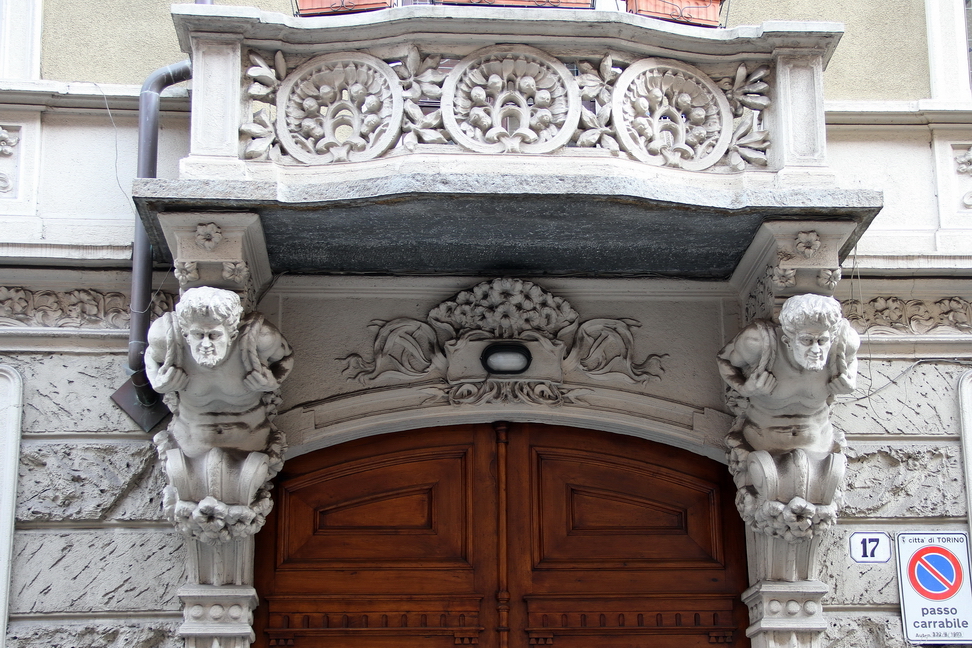 Nuvole_279.JPG - Torino - Via Federico Campana - Telamoni a mezzo busto che con robuste corde sorreggono il balcone