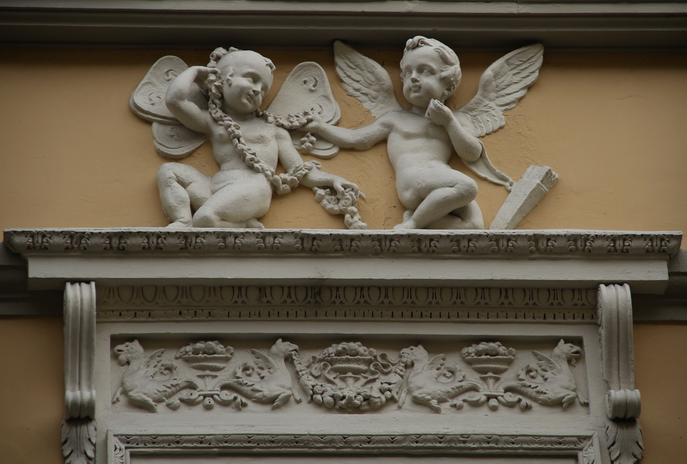 Nuvole_300.JPG - Torino - Via Giuseppe Mazzini - Putti alati, maschio con faretra e femmina con ali di farfalla e sotto draghi tra vasi di fiori.