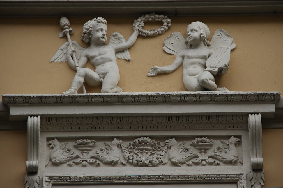 Nuvole_301.JPG - Torino - Via Giuseppe Mazzini - Putti. Il maschio con lo scettro porge la corona di fiori alla femmina che suona la lira.