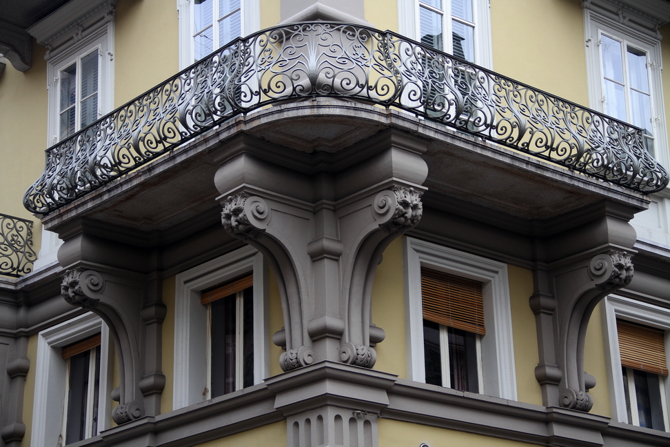 Nuvole_302.JPG - Torino - Via Giuseppe Mazzini - Mensole reggibalcone con mascheroni.