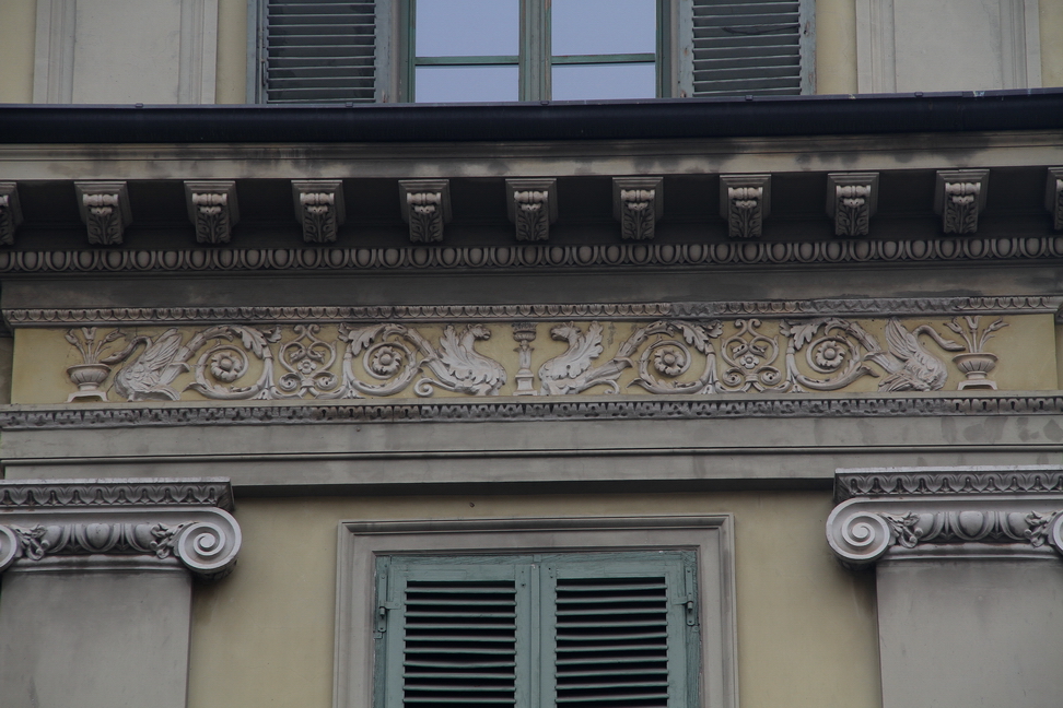 Nuvole_313.JPG - Torino - Via Giuseppe Mazzini - Cornice con draghi.