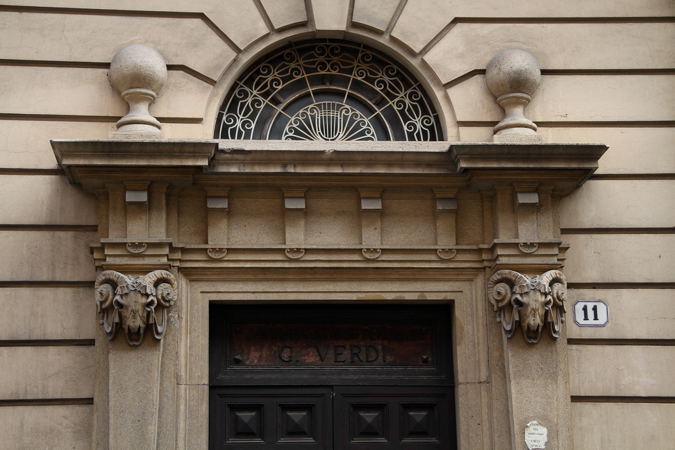 Nuvole_325.JPG - Torino - Via Giuseppe Mazzini - Il Conservatorio Statale di Musica di Torino risale al 13 febbraio 1936, quando il preesistente "Istituto Musicale "Giuseppe Verdi" - nato nel 1866 come "Istituto Musicale della Città di Torino" - passò allo Stato e, trasformato nel "Regio Conservatorio di Musica 'Giuseppe Verdi' di Torino", fu elevato al rango di scuola abilitata a rilasciare titoli ufficiali di diploma nella professione musicale. - Colonne a lato della porta su Via mazzini con teste scheletriche ovine.