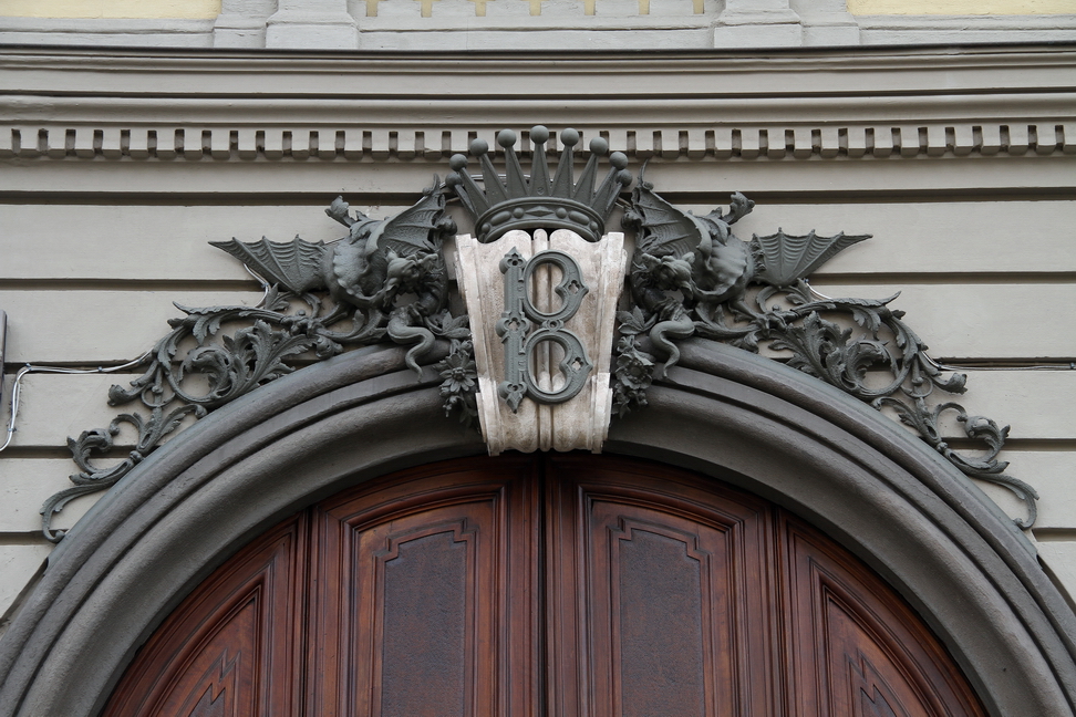 Nuvole_332.JPG - Torino - Piazza Cavour - Draghi sorreggono stemma con corona.