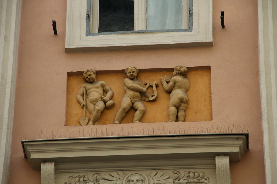 Nuvole_346.JPG - Torino - Via della Rocca - Altorilievo con allegorie.