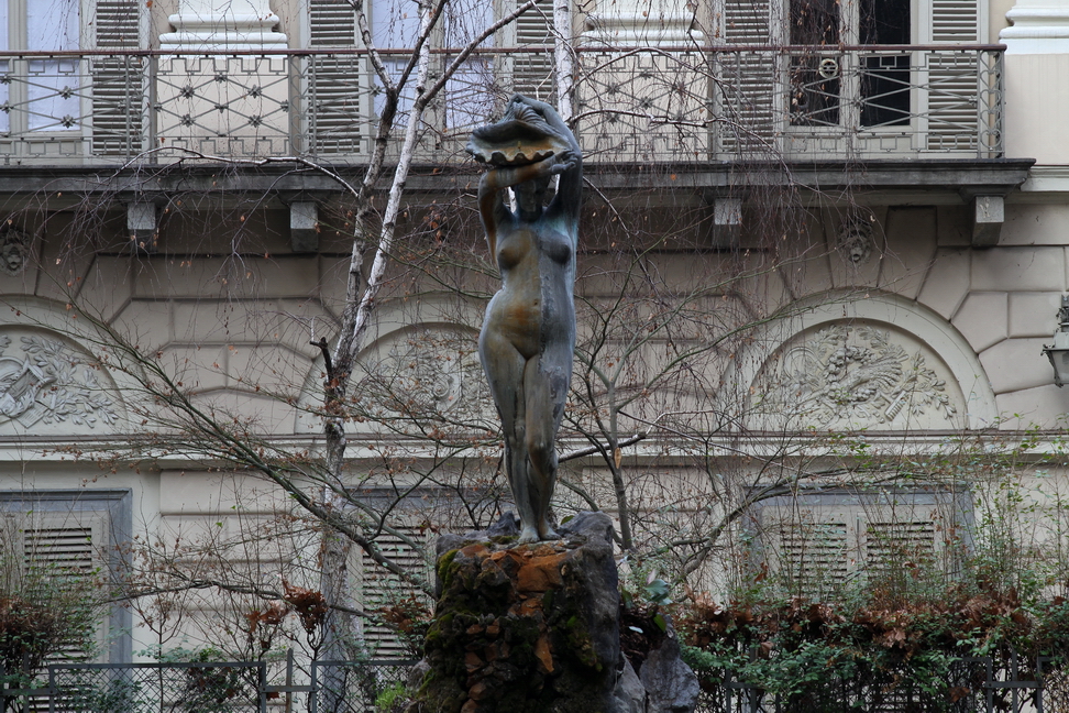 Nuvole_354.JPG - Torino - Corso Vittorio Emanuele - Fontana con statua femminile, forse Venere.