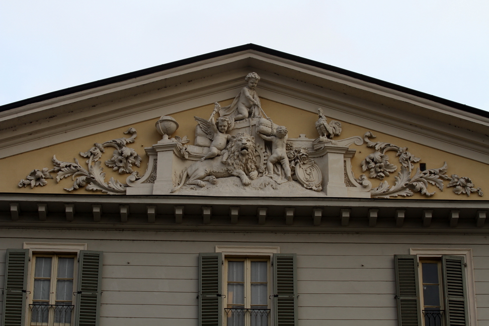 Nuvole_355.JPG - Torino - Piazza Carlo Felice - Timpano con altorilievo allegorico con amorini, putti alati, gallo.