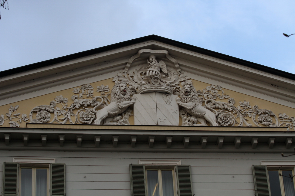 Nuvole_356.JPG - Torino - Piazza Carlo Felice - Timpano con altorilievo allegorico con due leoni che reggono uno stemma.