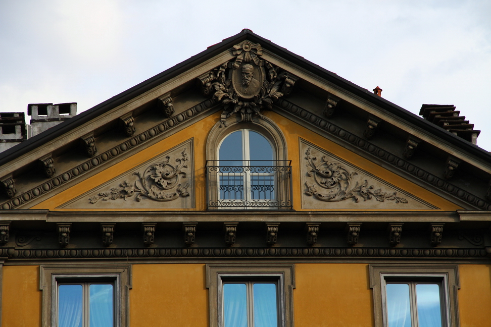 Nuvole_372.JPG - Torino - Corso Galileo Ferraris - Timpano decorato con medaglione centrale con busto.