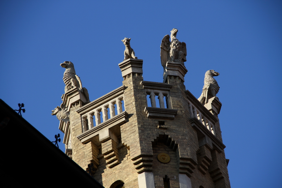 Nuvole_405.JPG - Torino - Via Giacinto Collegno - Torretta con colonnine sormontate da animali mitologici.