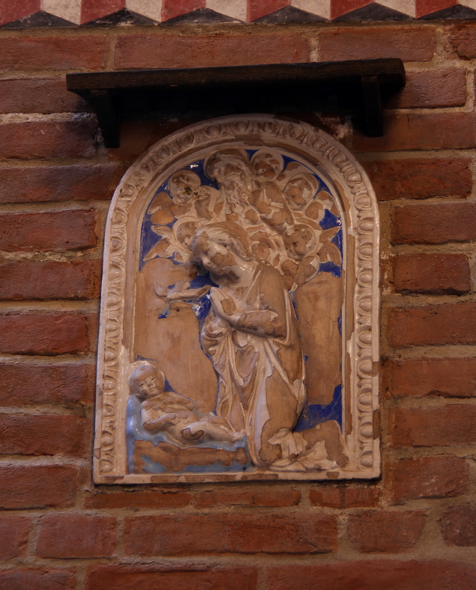 Nuvole_446.JPG - Torino - Borgo Medioevale - Immagine in ceramica della Madonna col Bambino e angeli.