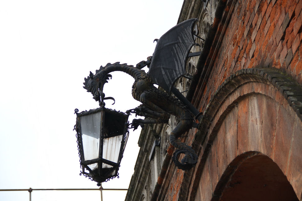 Nuvole_450.JPG - Torino - Ex arsenale militare di Torino, ribattezzato Arsenale della Pace dal SERMIG. Si tratta di una antica fabbrica di armi in disuso, pesantemente in rovina, nei pressi di Porta Palazzo, nel quartiere di Borgo Dora, vicino al fiume Dora. E’ un edificio imponente e immenso, di circa quarantamila metri quadrati. Dal 1983 il lavoro gratuito di tanti, soprattutto giovani, lo ha trasformato in una sorta di “monastero metropolitano”, aperto 24 ore su 24, in cui oltre a vivere la Fraternità, vengono ospitati, alloggiati e sfamati tanti senza tetto, immigrati e poveri.