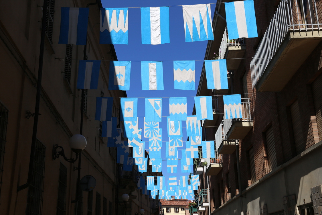 001.JPG - Asti - Palio 2015 - bandiere in un rione della città