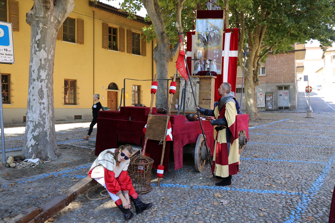 003.JPG - Ultimi preparativi prima della sfilata storica