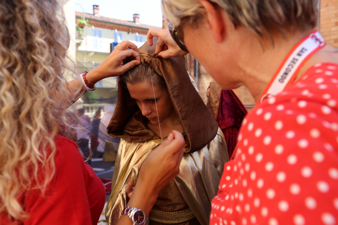 104.JPG - Ultimi ritocchi in attesa della sfilata storica