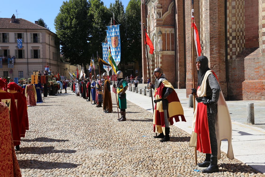 107.JPG - Guardie medievali con i simboli dei rioni e dei paesi partecipanti alla sfilata