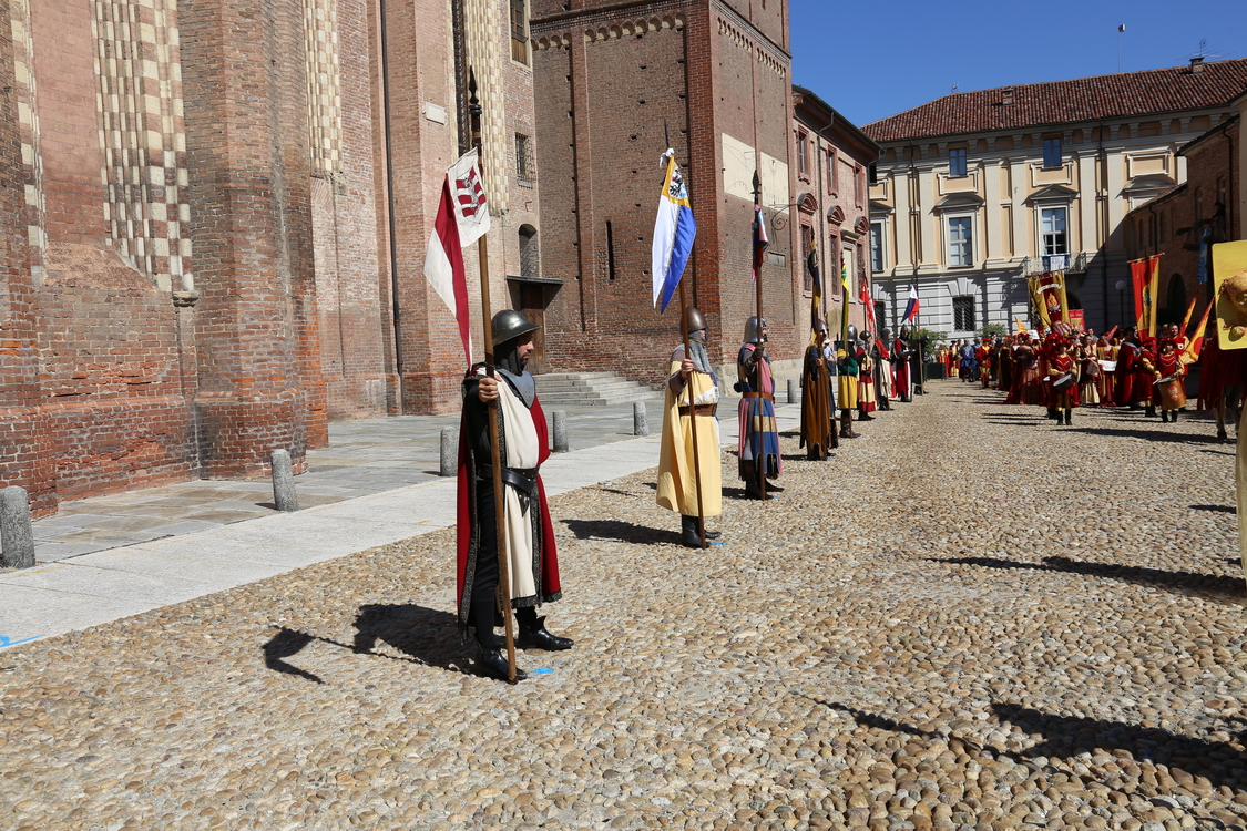 108.JPG - Guardie medievali con i simboli dei rioni e dei paesi partecipanti alla sfilata fanno da cornice alla sfilata