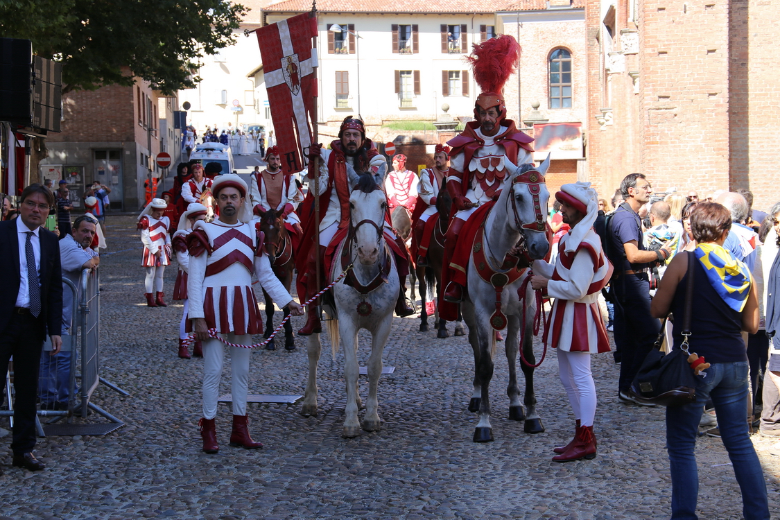 112.JPG - Il Capitano del palio apre il corteo