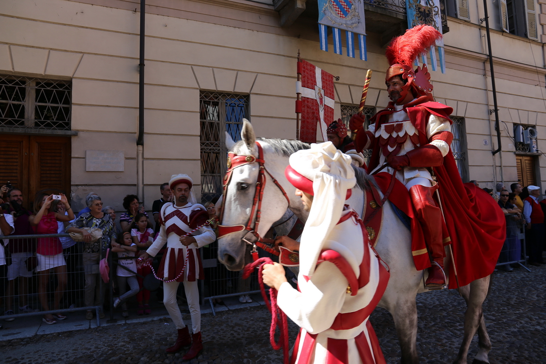 113.JPG - Il Capitano del palio apre il corteo