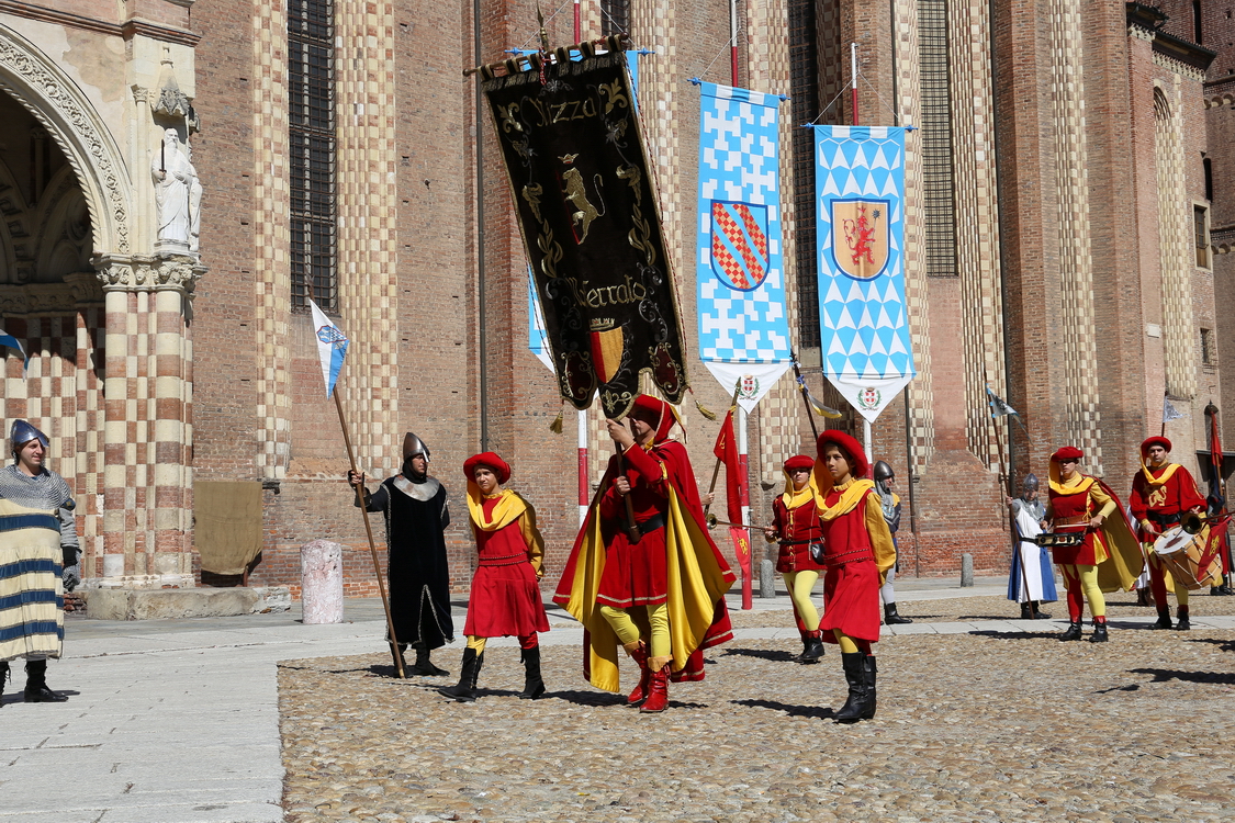 122.JPG - Nizza - Il Re di Francia Carlo VIII soggiorna al Convento francescano della Madonna delle Grazie in Nizza della paglia  Carlo VIII, re di Francia, soggiornò nel convento francescano di Santa Maria delle Grazie il 14 luglio 1495. In quel periodo, la produzione agricola nella Valle del Belbo fu straordinaria, tanto da far pensare a lunghi giorni di prosperità. Un’attesa smentita dalle conseguenze del passaggio delle truppe di Carlo VIII, che distrussero campi e coltivazioni, abitazioni e magazzini.