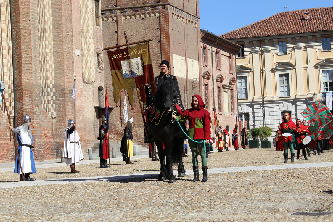 152.JPG - San Pietro - Asti, tra curtes e città: in compagnia di contadini,mercanti, dame e cavalieri Nella città di Asti, alla fine del XIII secolo fu costruita la prima cinta muraria che comprendeva il centro della città (recinto dei nobili). Successivamente fu necessario innalzare una seconda cinta (recinto dei borghi) per inglobare le zone periferiche. All’interno delle mura vivono artigiani, contadini, studenti, mercanti, nobili, accattoni, chierici, soldati e prostitute