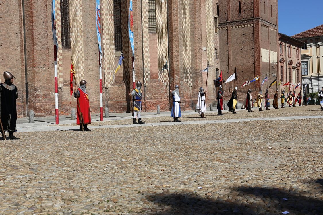 166.JPG - Guardie medievali con i simboli dei rioni e dei paesi partecipanti alla sfilata fanno da cornice alla sfilata