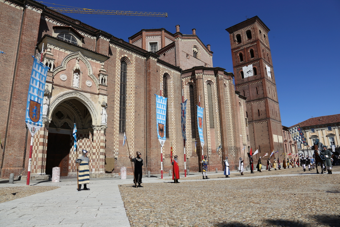 167.JPG - Guardie medievali  davanti alla cattedrale con i simboli dei rioni e dei paesi partecipanti alla sfilata fanno da cornice alla sfilata