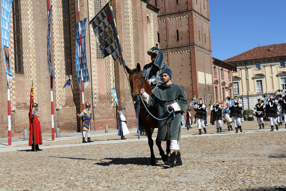 168.JPG - Viatosto - E fu così che la Natura incoronò il suo Re  Viatosto, ispirandosi ai capitelli della sua chiesa, porta in corteo la figura del Leone. Animale ambivalente, aveva un lato positivo e uno negativo. Il corteo si apre con la rievocazione della parte oscura, rappresentata da un re tiranno seguito dal suo popolo privo di speranze. La seconda parte esalta invece la natura positiva dell’animale, difensore dei deboli e dei credenti