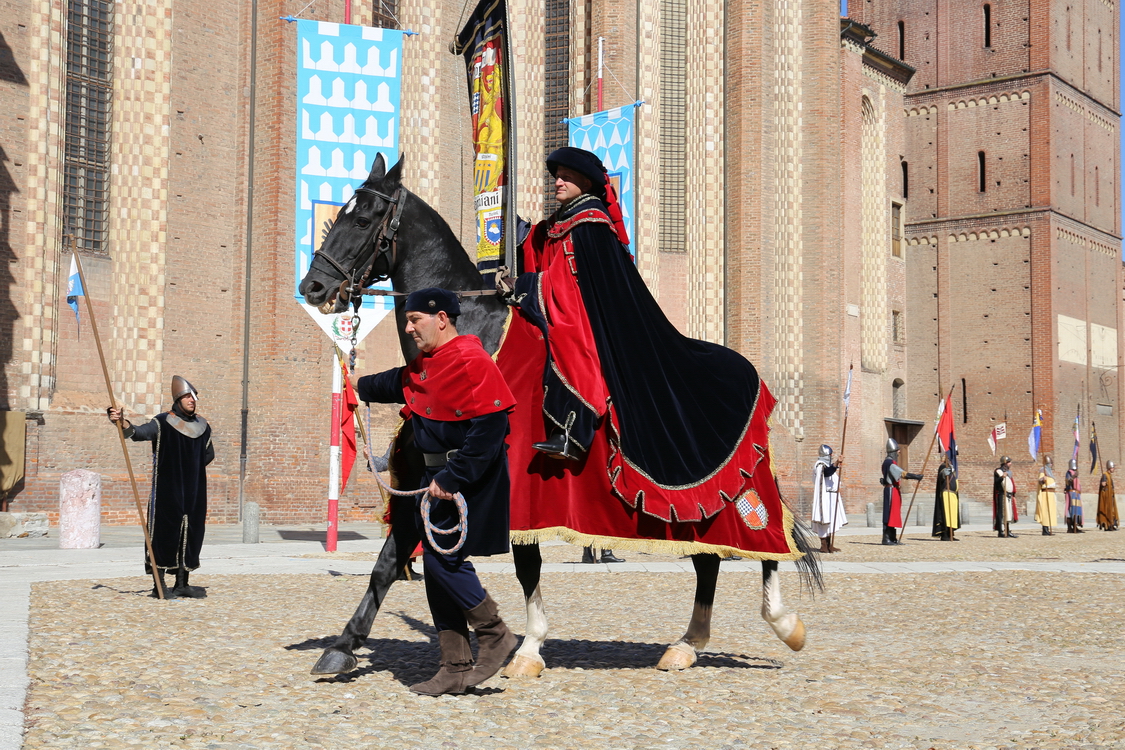 301.JPG - San Damiano - Il culto dei santi protettori nella devozione medievale  Il corteo rosso blu intende rievocare l’importanza che assunse nel basso medioevo la devozione per i  santi  e  per  i  martiri  della  cristianità,  tramandata  nei  secoli  per  mezzo  delle  agiografie,  delle leggende auree e dei martirologi, che narravano le vite, le vicende e i miracoli dei primi cristiani. 