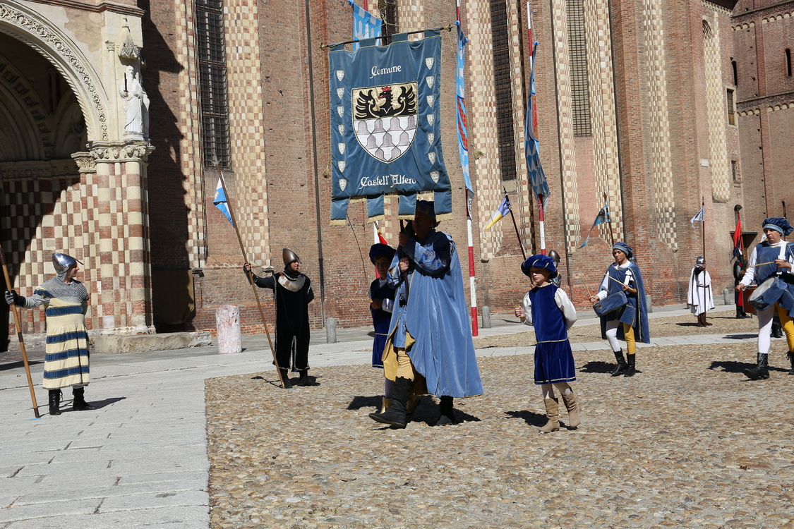 347.JPG - Castell'Alfero - Quadri di vita femminile in epoca medievale Nel mondo medievale la donna occupava una posizione subordinata rispetto a quella dell’uomo. Popolana, borghese o aristocratica, poteva contare su un’aspettativa di vita media di poco superiore  ai 30 anni, messa a rischio da ripetute e sempre rischiose gravidanze che spesso ne causavano la morte precoce.