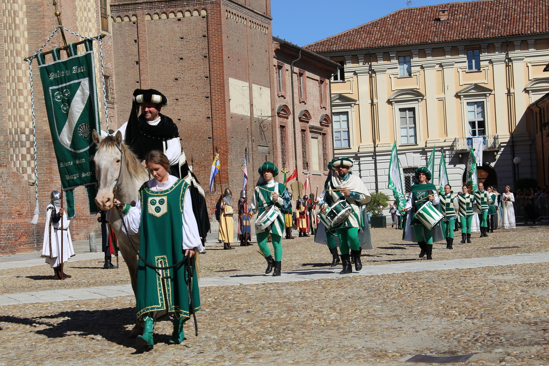 356.JPG - San martino San Rocco - Cibo e gusto: il banchetto dei nobili nel Medioevo  Il banchetto, pasto solenne al quale partecipavano numerosi convitati, svolgeva un ruolo importante nella vita medioevale: le arti figurative attestano che non era riservato solo alle classi sociali più elevate, ma anche a quelle più povere.  