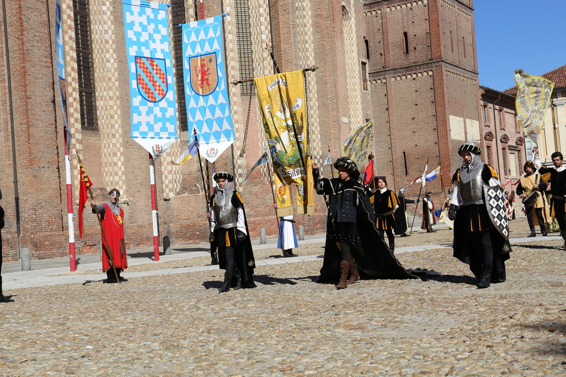 366.JPG - San Silvestro - Il cibo e la tavola ai tempi di Valentina Visconti  Il Rione San Silvestro, nell'anno dedicato all’alimentazione nel mondo con l’EXPO 2015 di Milano, propone curiosità e aneddoti della vita intorno alla tavola dei nobili del Castelvecchio e del popolo delle taverne, delle osterie, delle botteghe, adiacenti a Porta San Gaudenzio e Porta San Michele e anticamente  comprese  nella  zona  intorno  al  castello.  Colori,  suoni  e  sapori  eccellenti  che  resero celebre Asti e la Corte Viscontea e facilitarono scambi commerciali e culturali tra le popolazioni. Aromi, ortaggi, frutta, crni, prodotti alimentari raffigurati con perizia artistica, culinaria e medica dall’architetto e  maestro del gotico  internazionale Giovannino de’  Grassi  nel Tacuinum Sanitatis creato per la corte viscontea.  