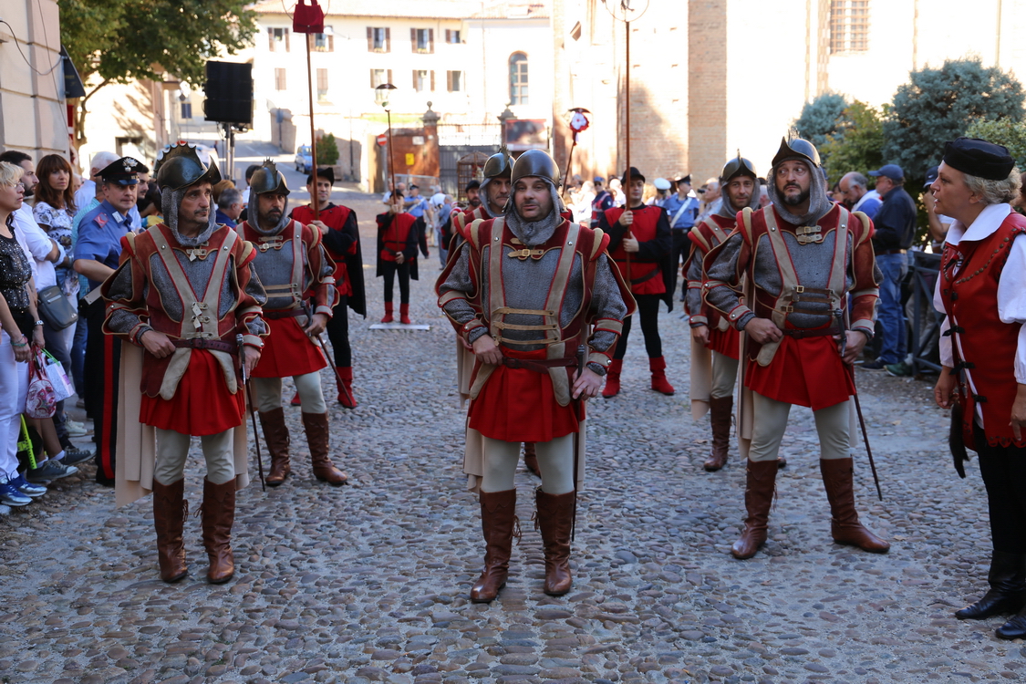 402.JPG - lo schieramento delle guardie con i premi del palio