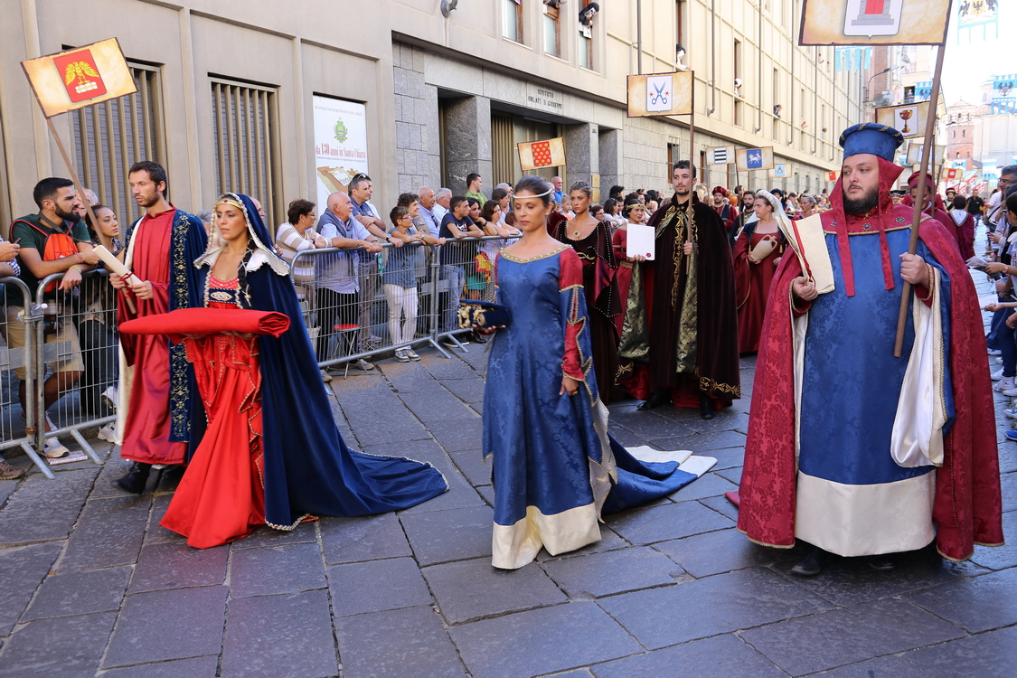 415.JPG - Il corteo storico si snoda per le vie del centro di Asti