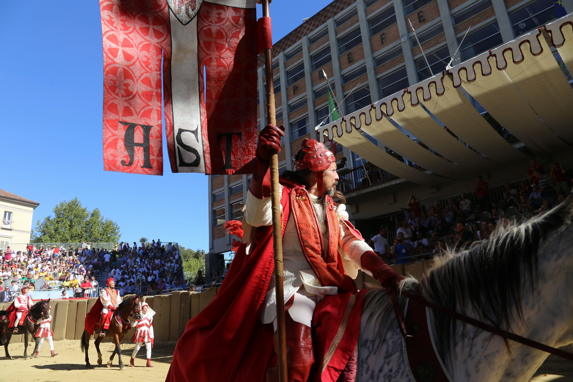 452.JPG - Il Capitano del Palio fa il suo ingresso sulla pista