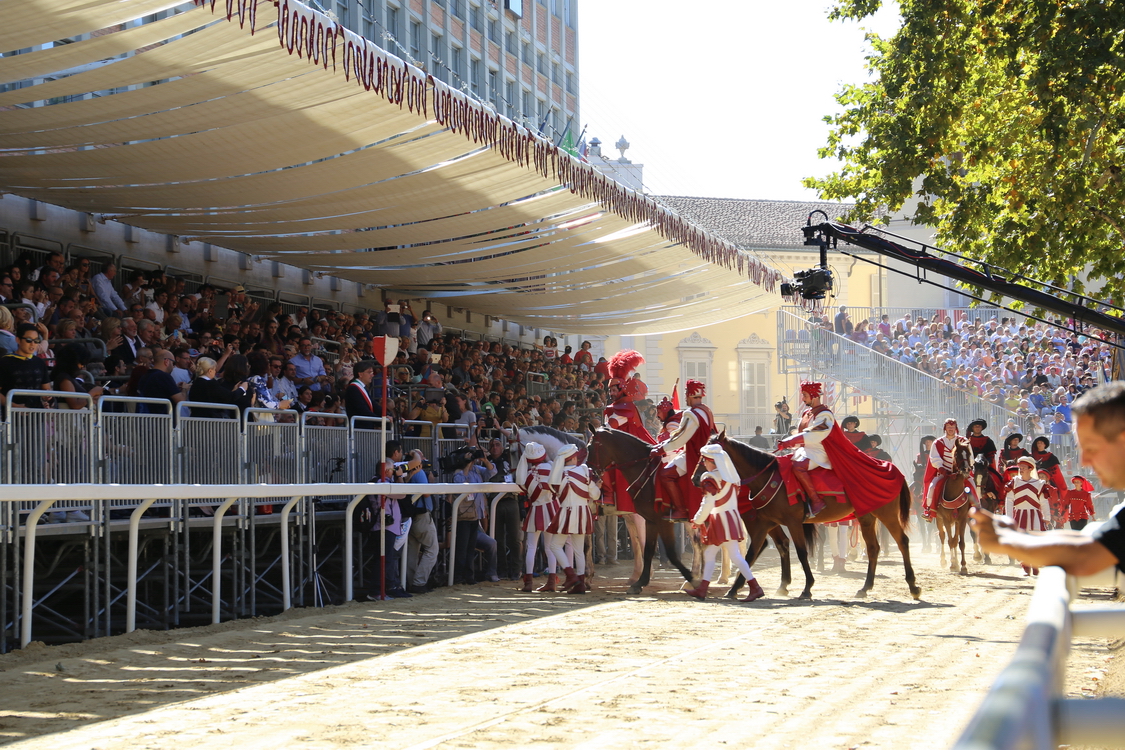 459.JPG - Nella tribuna delle autorità il capitano del Palio chiede al Sindaco l'autorizzazione