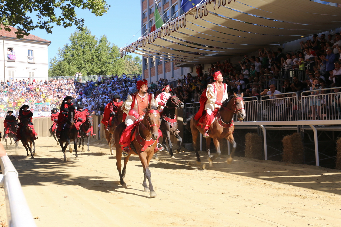 463.JPG - un ultimo giro di pista e si corre il palio di Asti 2015.