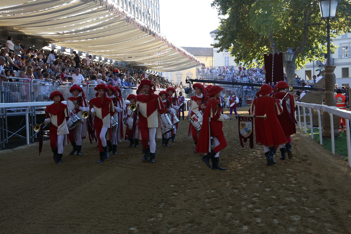 524.JPG - Esibizione degli sbandieratori di Asti