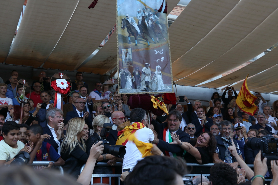 578.JPG - e lo consegna al Rettore di Borgo San Paolo, vincitore del palio di asti 2015.