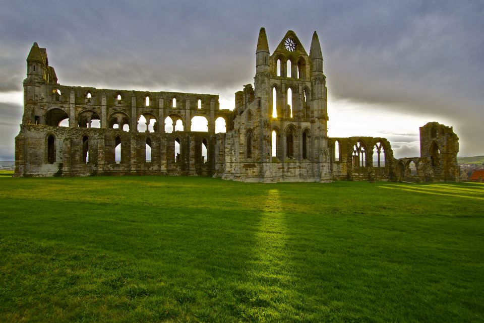 Scarborough_19.jpg - Nel 664, l'Abbazia ospitò il Sinodo di Whitby, durante il quale il re Oswiu dichiarò che la chiesa della Northumbria avrebbe adottato il calcolo della Pasqua ed il rito della tonsura propri della Chiesa Romana.