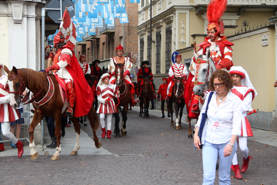 SfilataPalio_001.JPG - Il Gruppo del Comune, composto dal Capitano e dal suo seguito a cavallo, apre il corteo storico. - I costumi, realizzati su bozzetti dello sceno-grafo astigiano Eugenio Guglielminetti, richiamano i colori della città ed esaltano le funzioni di magistrati e cavalieri che hanno il non facile compito di sovrintendere allo svolgimento della corsa. Il Capitano ed il suo gruppo, infatti, sono i garanti della corretta interpretazione del regolamento; in caso di gravi inottemperanze, possono comminare sanzioni che culminano nell’esclusione del concorrente dalla corsa.