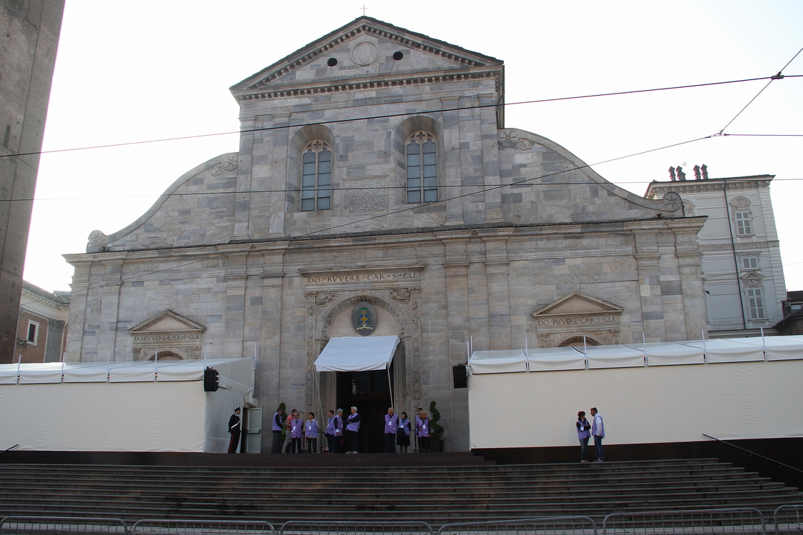 PresentazioneStampa_01.JPG - Torino, il Duomo con alcuni volontari della Sindone