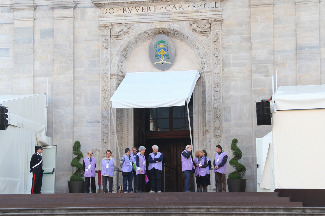 PresentazioneStampa_02.JPG - Volontari Sindone in attesa dell'apertura alla stampa