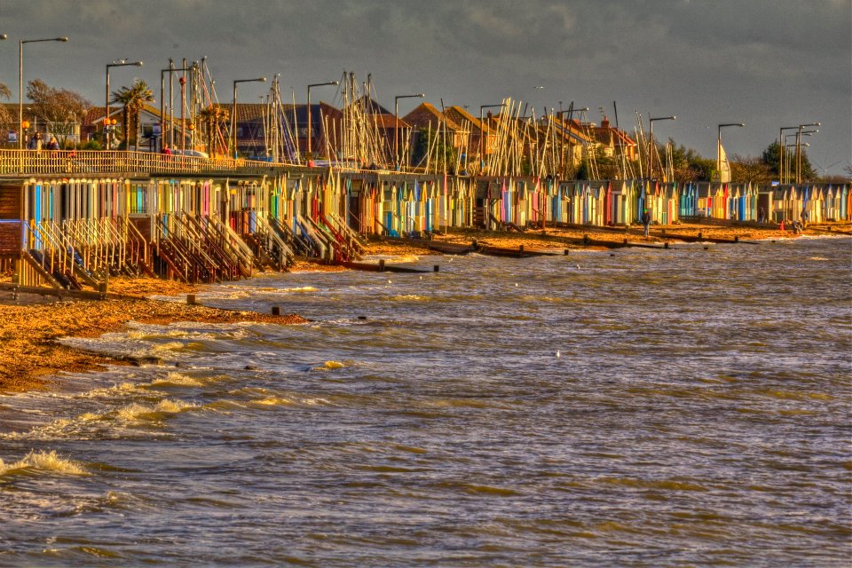 06.jpg - File di cabine multicolori dai nomi strani accompagnano la passeggiata sulla sabbia...