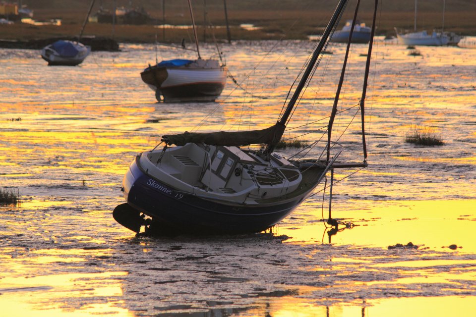 19.jpg - Qui a pochi km da Southend l'atmosfera è da piccolo paese di mare...in pausa dato che la bassa marea rende impossibile la navigazione...