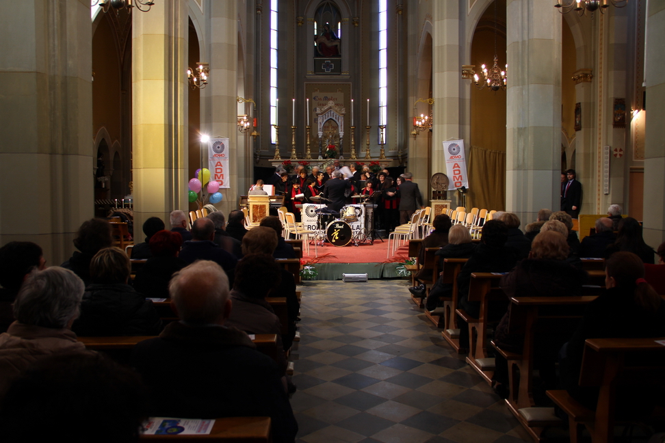 Concerto_01.JPG - Corale San Martino di Vezza d'Alba, diretta dal Maestro Guido Battaglio