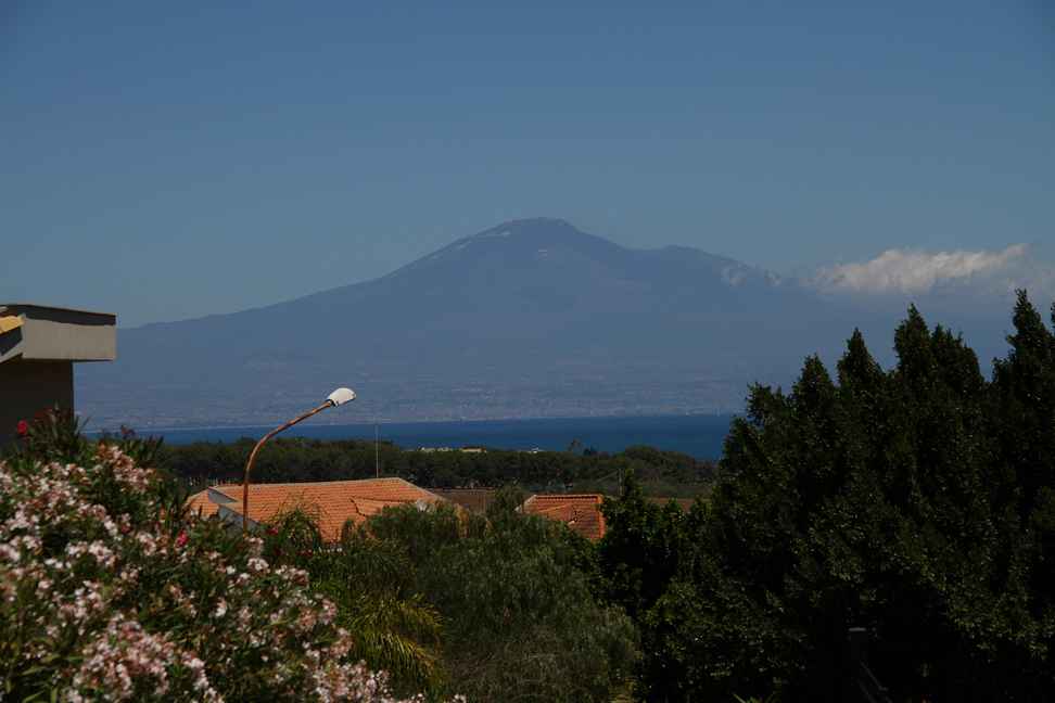 Sicilia_011.JPG - ... poi: la Sicilia, l'Etna. 'a muntagna.                             « ... l'Etna nevoso, colonna del cielo / d'acuto gelo perenne nutrice / lo comprime. / Sgorgano da segrete caverne / fonti purissime d'orrido fuoco, / fiumi nel giorno riversano / corrente di livido fumo / e nella notte rotola / con bagliori di sangue / rocce portando alla discesa / profonda del mare, con fragore. »(Pindaro, Pitica I 470 a. C.)