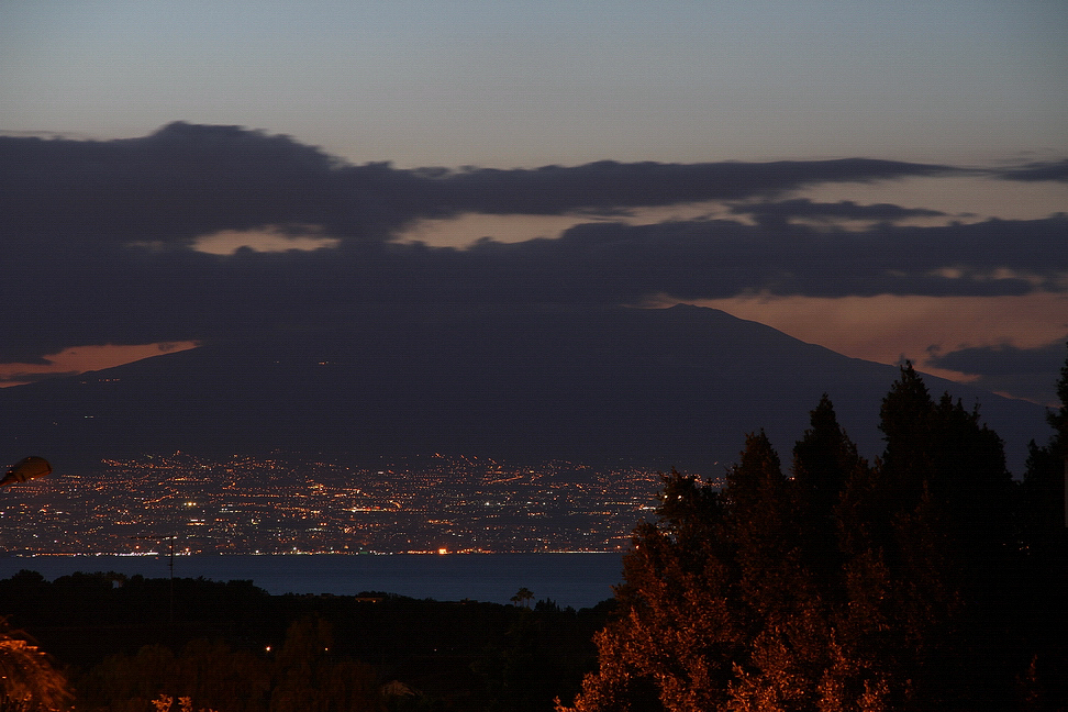 Sicilia_012.JPG - Catania, notte, sullo sfondo si intravede l'Etna.